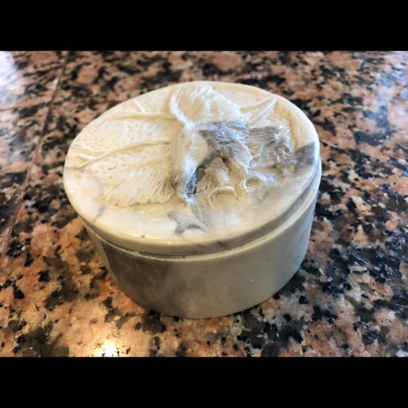 Small round trinket round box eagle carved lid - Picture 2 of 8